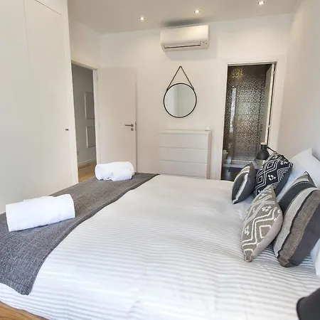 Lovelystay - Cais River View Apartment Lisbon